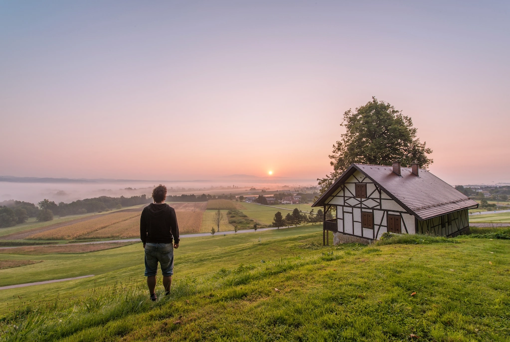 Osoba na tle pięknego krajobrazu i dom